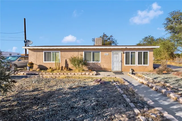 a view of a house with backyard