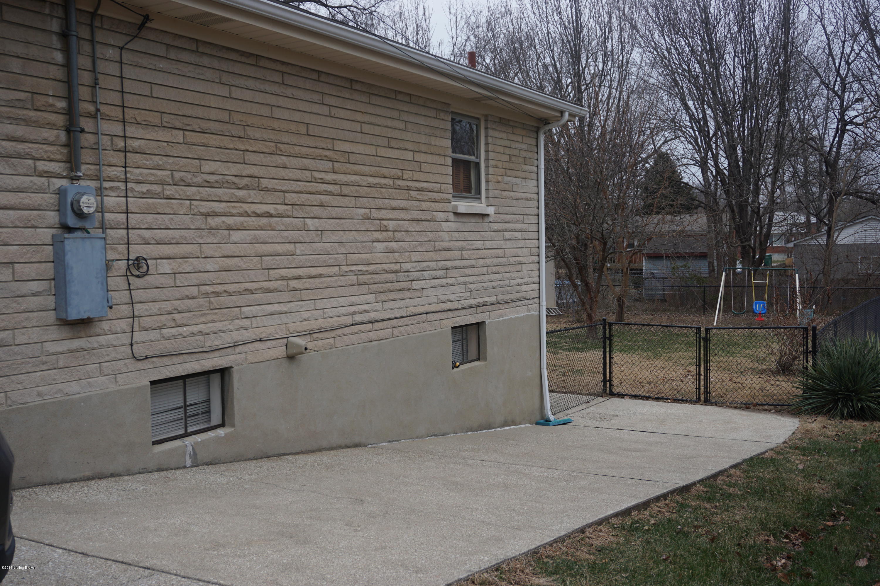 5211 Layne Road Louisville, KY 40219 - Photo 3 of 36 DSC01705