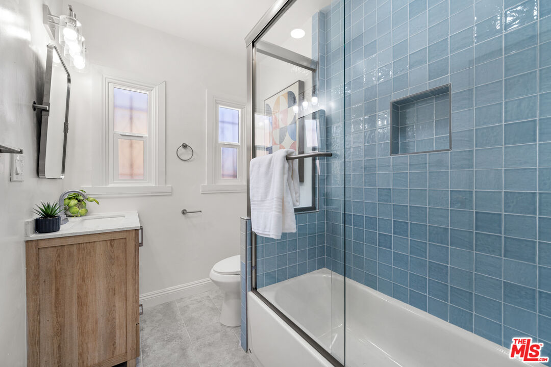 2939 Redondo Boulevard Los Angeles, CA 90016 - Photo 8 of 10