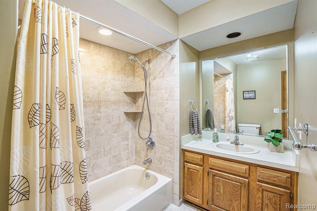 845 Hemingway Road Lake Orion, MI 48362 - Photo 11 of 27