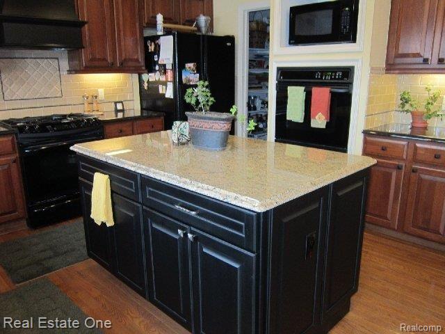 44669 Spring Hill Road Northville, MI 48168 - Photo 11 of 25 large island.JPG