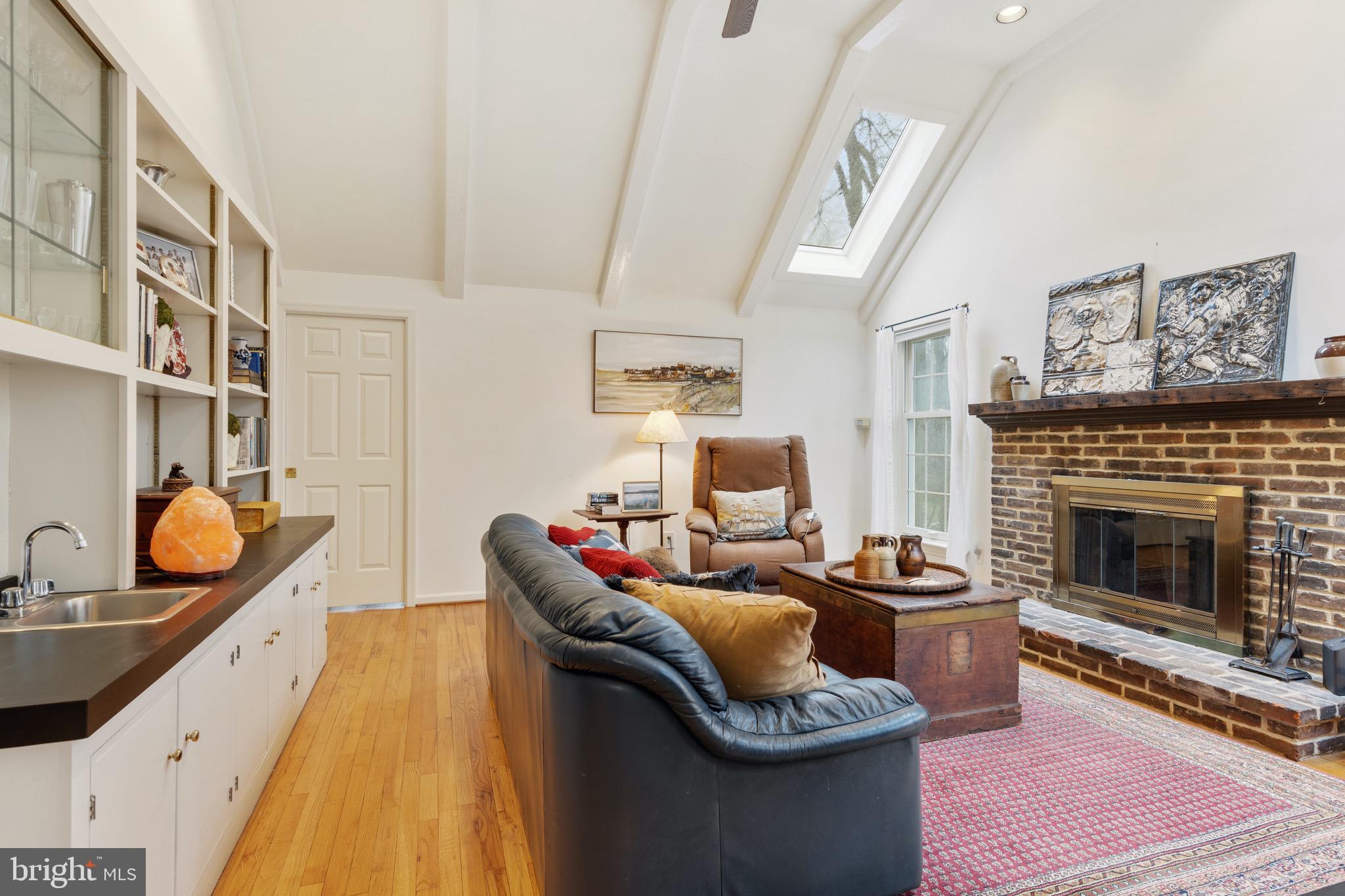 407 Round Hill Road Wayne, PA 19087 - Photo 13 of 39 FAMILY ROOM/FIREPLACE