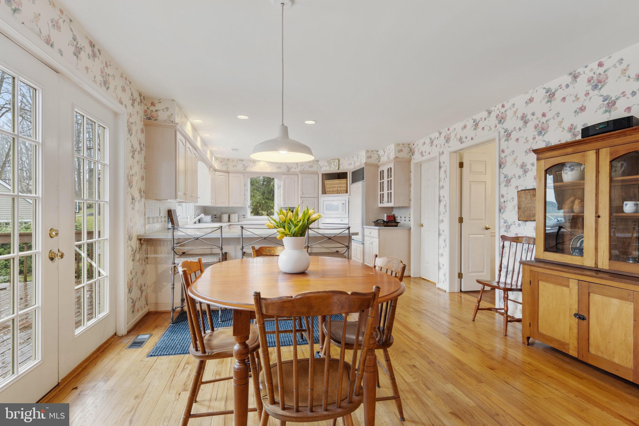 407 Round Hill Road Wayne, PA 19087 - Photo 14 of 39 EAT IN KITCHEN