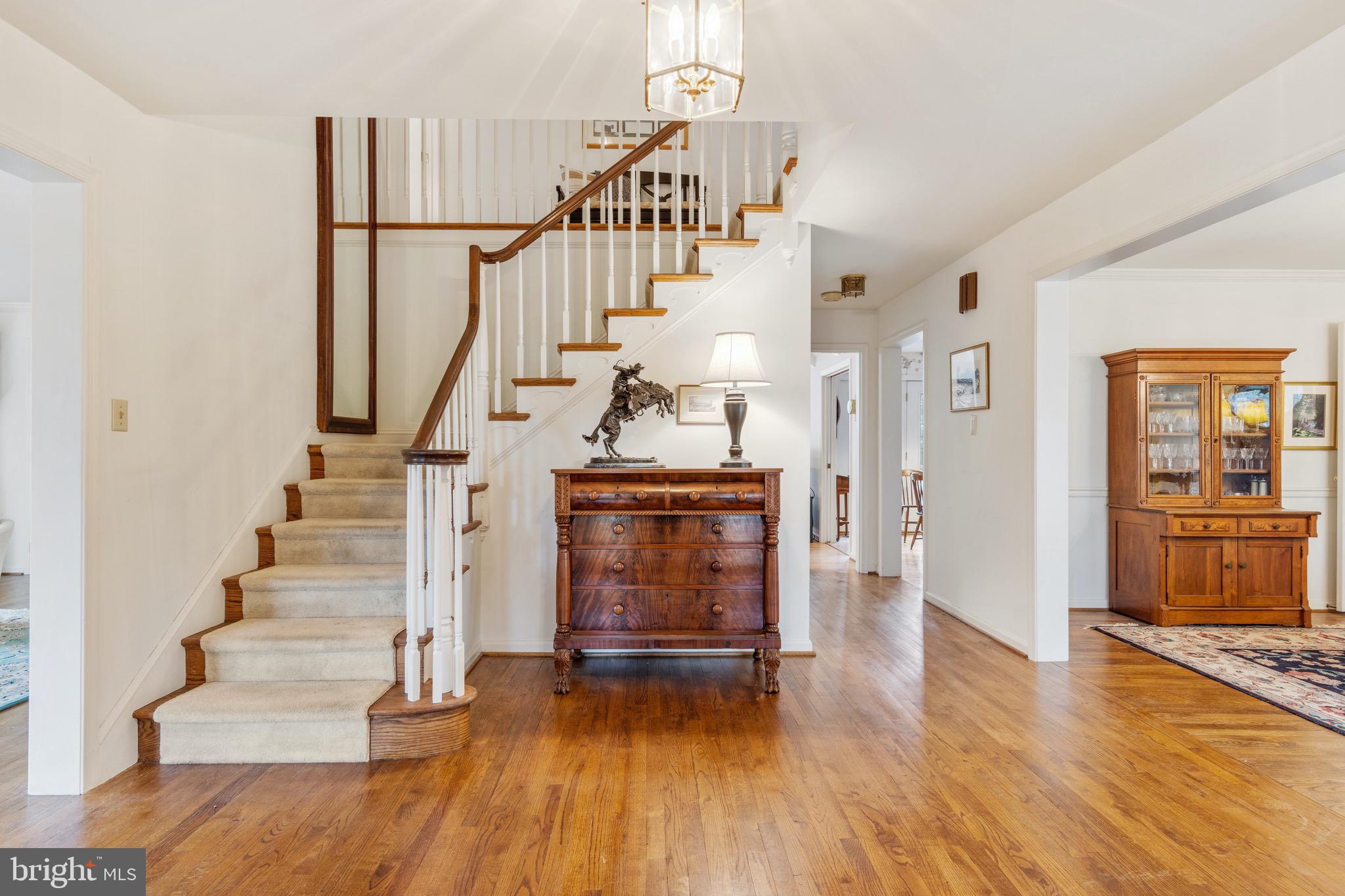 407 Round Hill Road Wayne, PA 19087 - Photo 3 of 39 FOYER