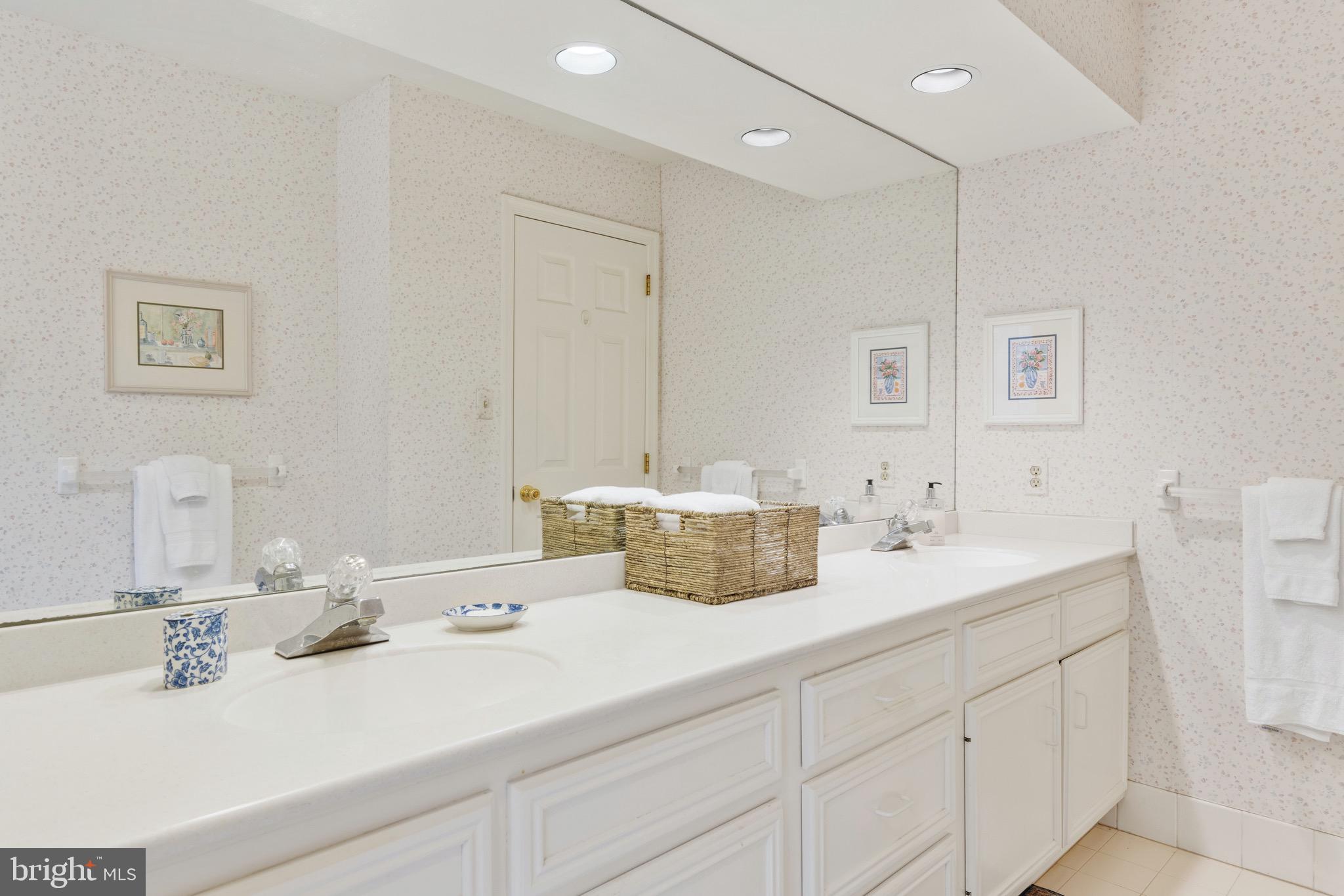 407 Round Hill Road Wayne, PA 19087 - Photo 31 of 39 FULL BATHROOM #2