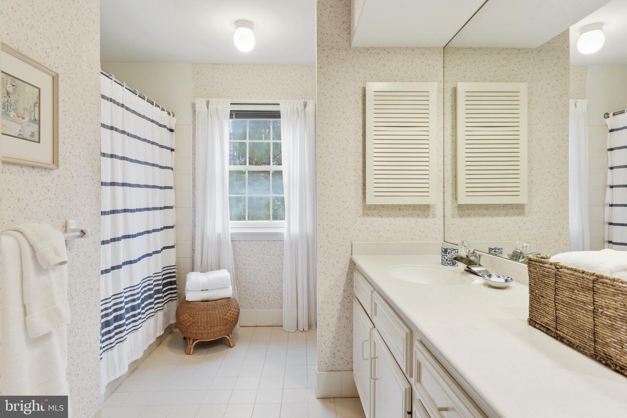 407 Round Hill Road Wayne, PA 19087 - Photo 32 of 39 FULL BATHROOM #2