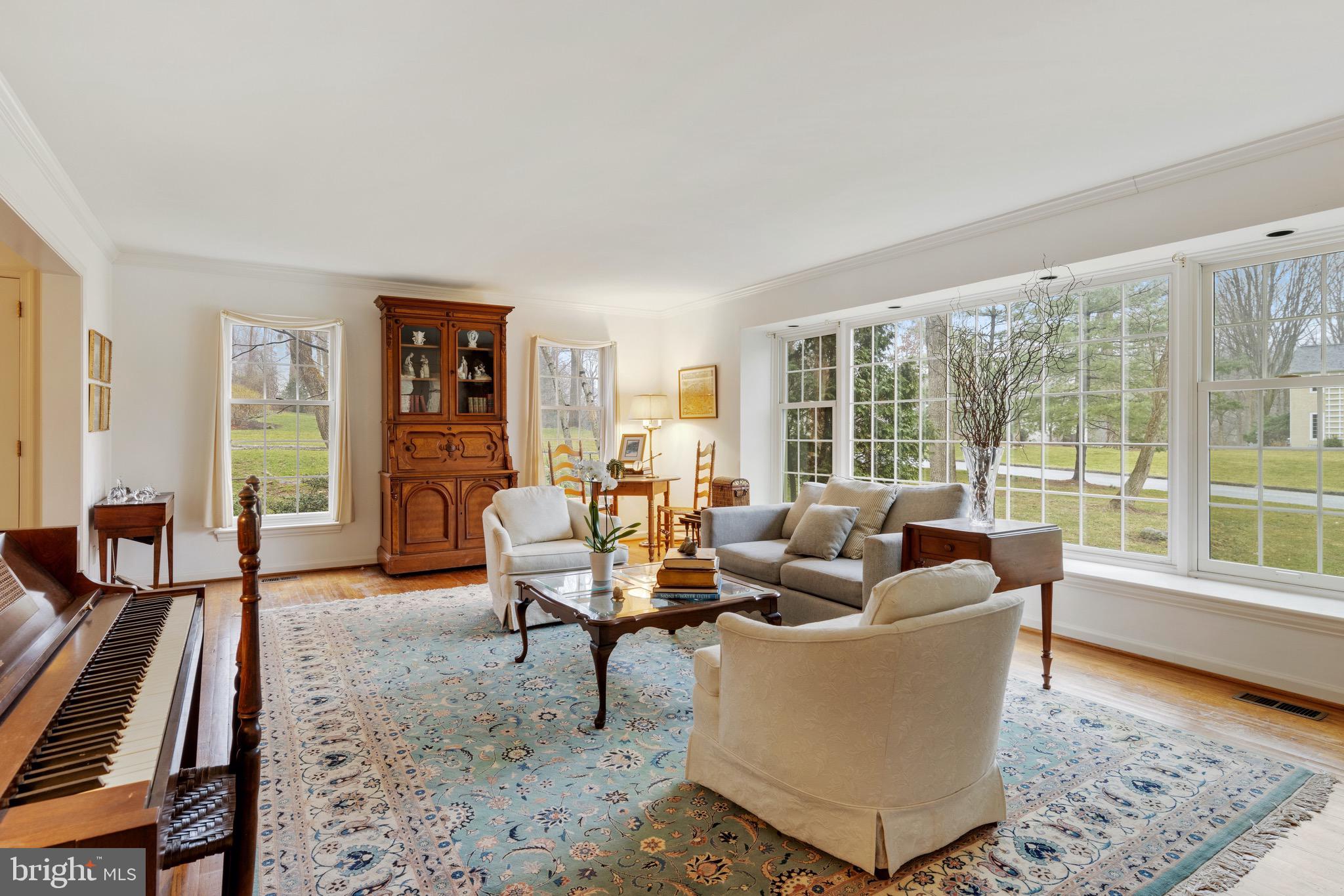 407 Round Hill Road Wayne, PA 19087 - Photo 8 of 39 LIVING ROOM
