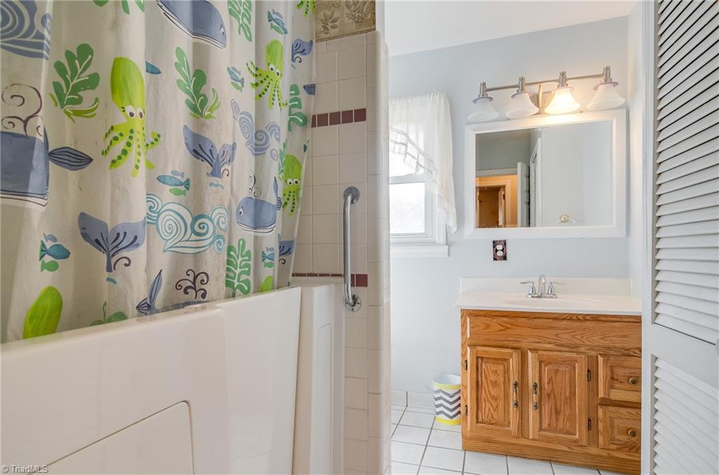1610 Bunker Hill Sandy Ridge Road Kernersville, NC 27284 - Photo 17 of 27 Large bathroom on main floor - handicap accessible shower.
