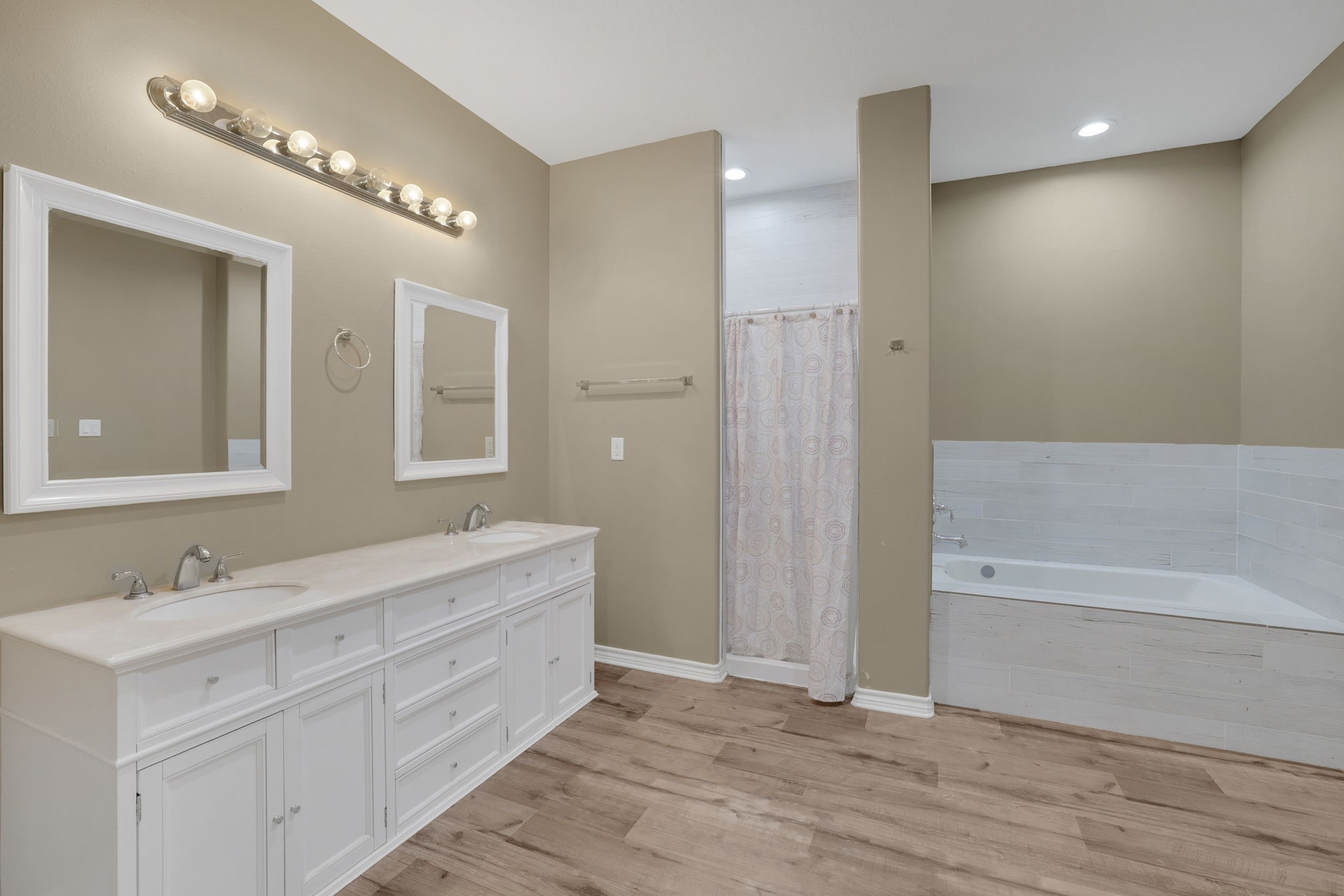 97 Harrell Road Coldspring, TX 77331 - Photo 15 of 31 Primary ensuite with walk in shower and soaking tub