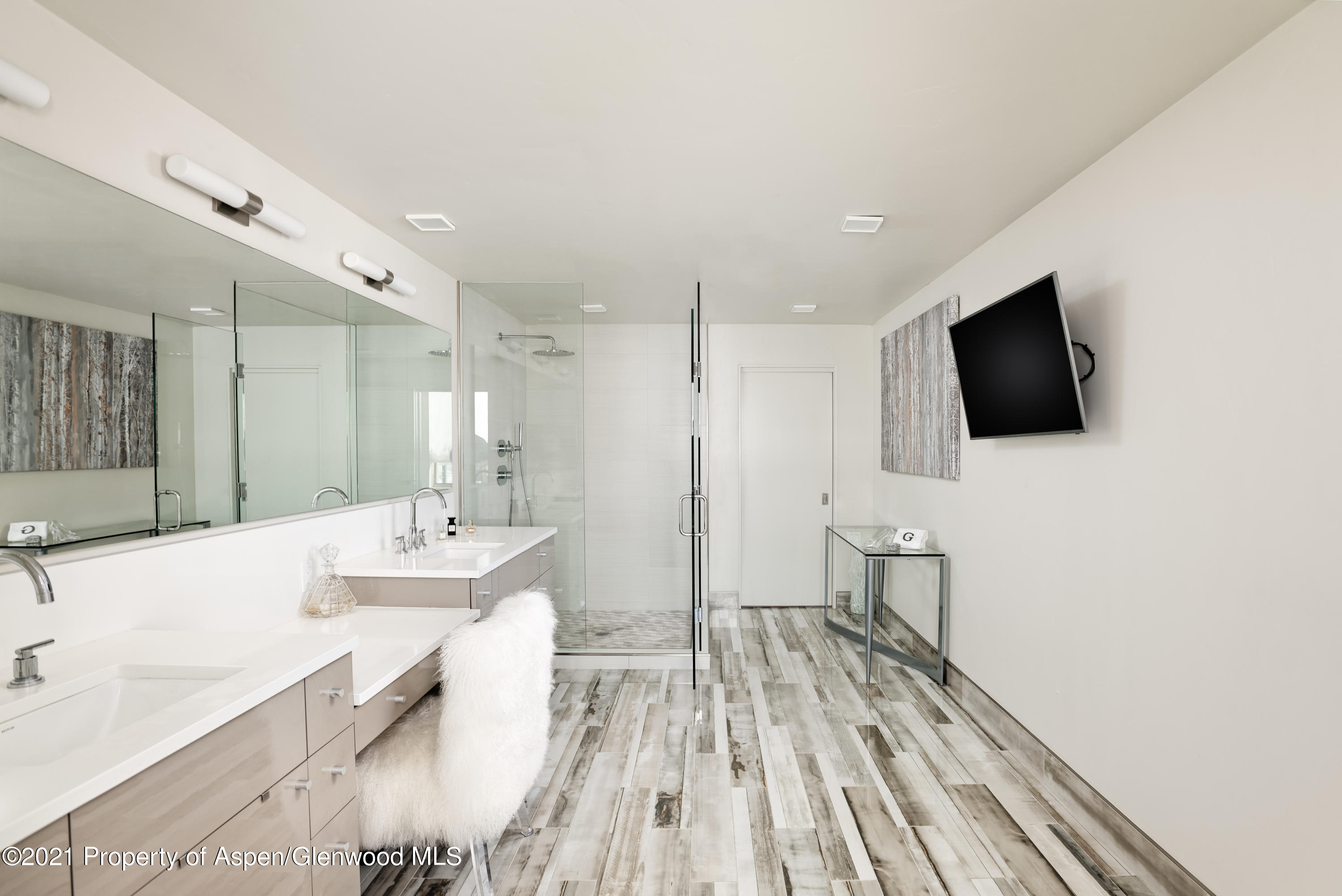 104 Evans Road, Unit 205 Basalt, CO 81621 - Photo 8 of 16 a spacious bathroom with a double vanity sink a mirror and a bathtub