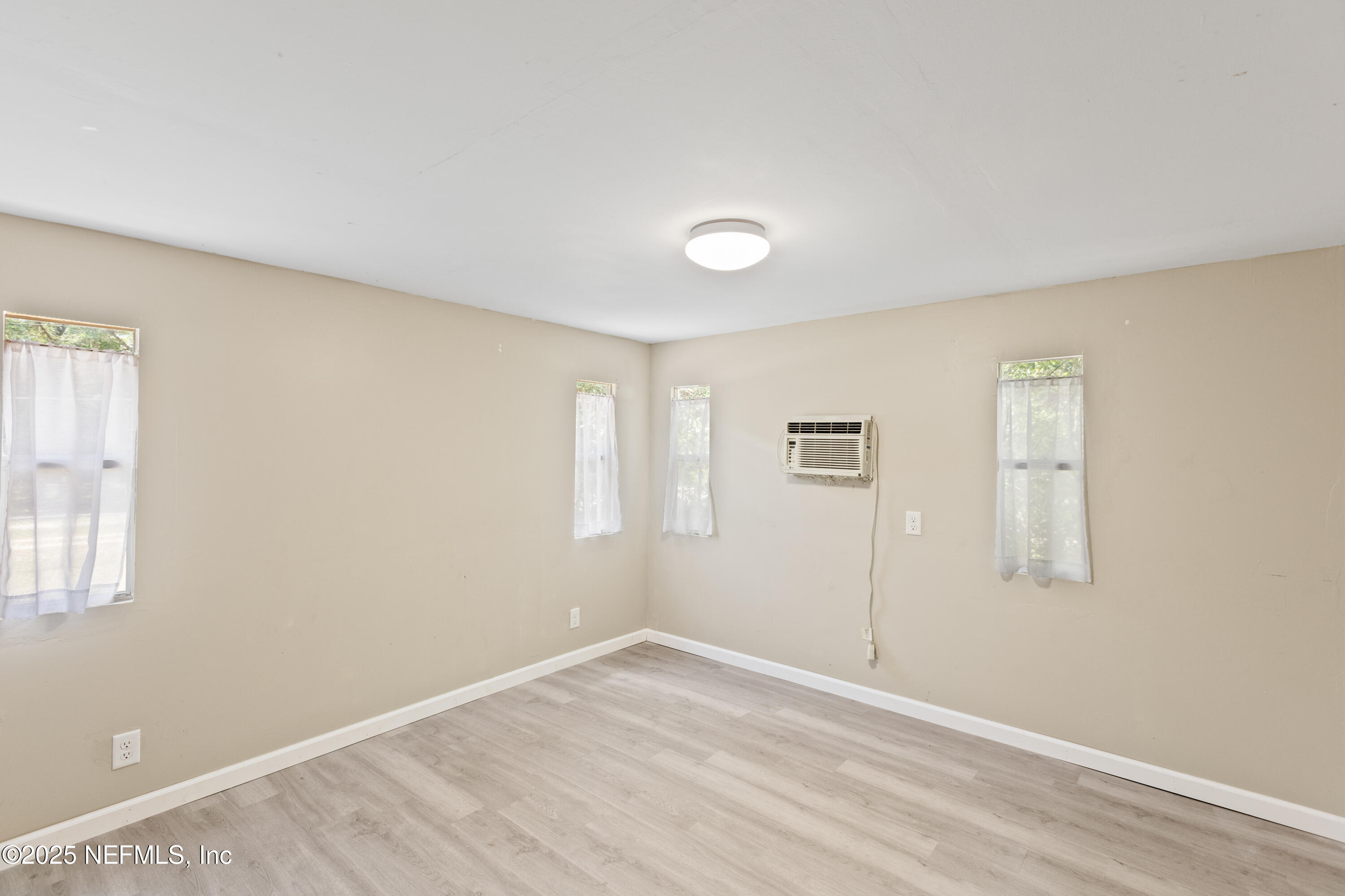 6398 Cascade Drive Keystone Heights, FL 32656 - Photo 27 of 31 an empty room with windows and closet