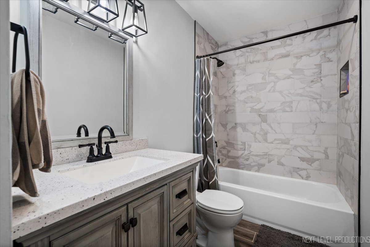 1094 Cascade Drive Aurora, IL 60506 - Photo 13 of 21 a bathroom with a sink a toilet and a bathtub