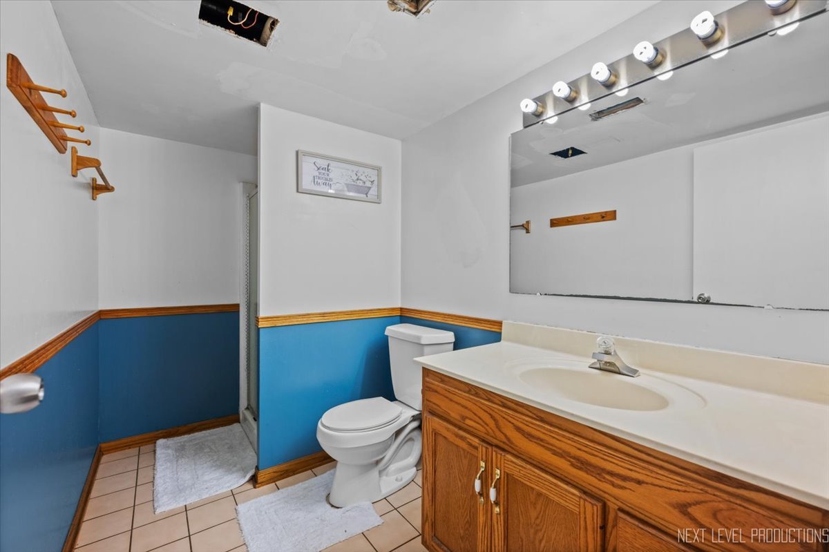 1094 Cascade Drive Aurora, IL 60506 - Photo 16 of 21 a bathroom with a sink a toilet and mirror