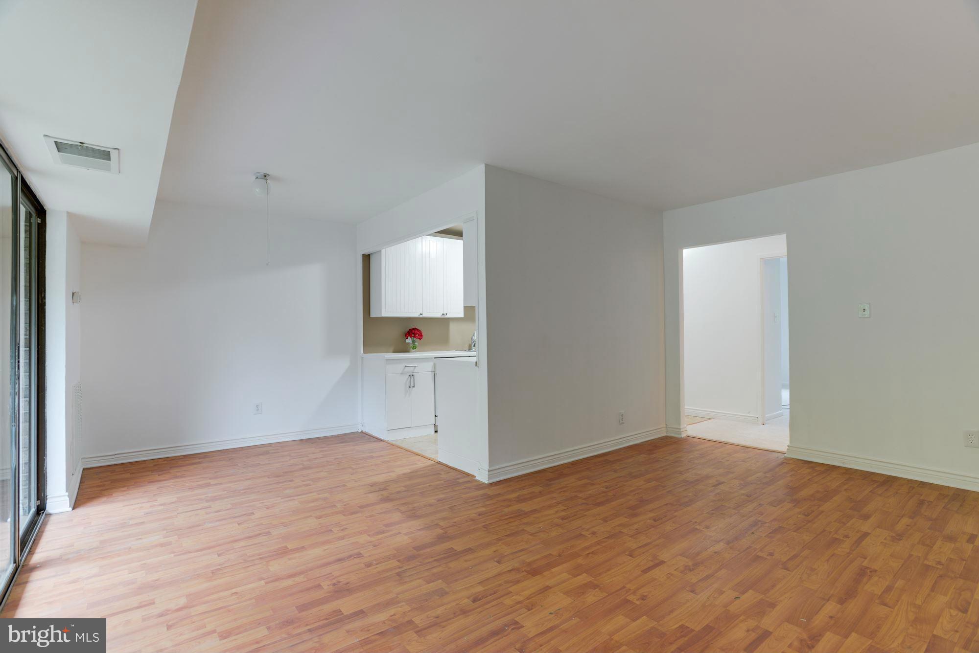 11659 Stoneview Square, Unit 21C Reston, VA 20191 - Photo 15 of 23 Living Room