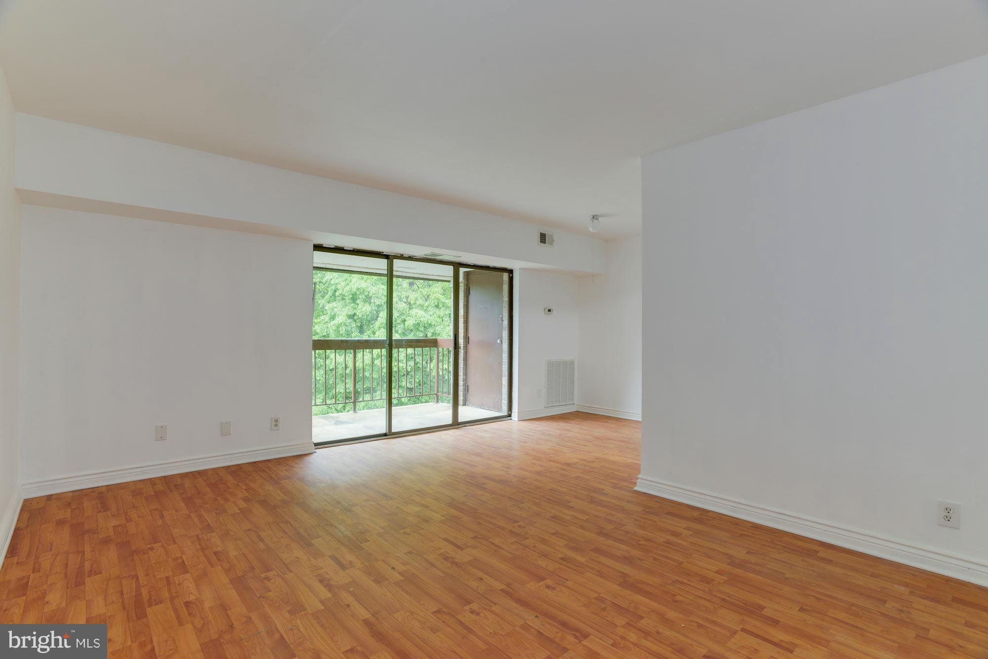 11659 Stoneview Square, Unit 21C Reston, VA 20191 - Photo 5 of 23 Living Room