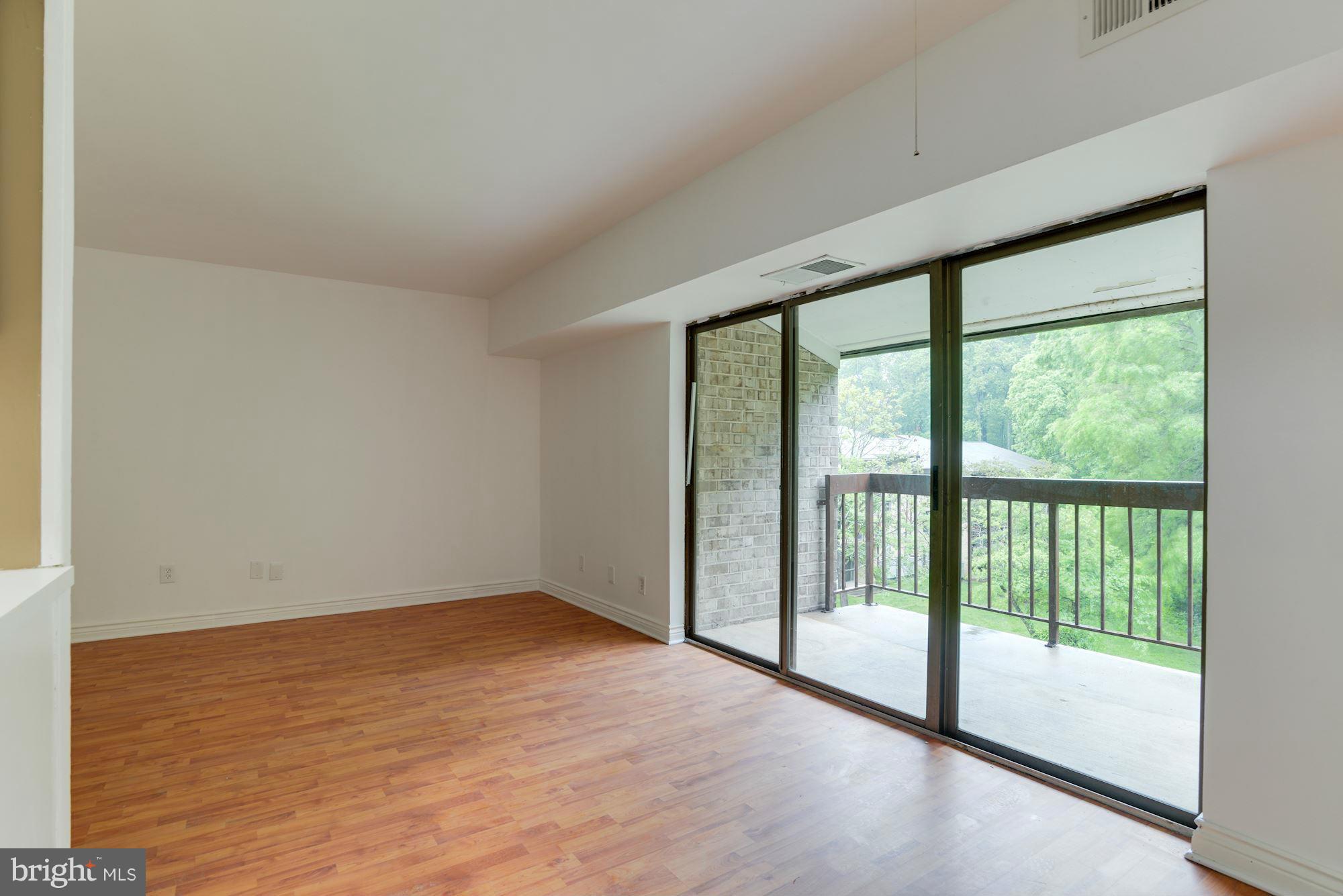 11659 Stoneview Square, Unit 21C Reston, VA 20191 - Photo 6 of 23 Living Room