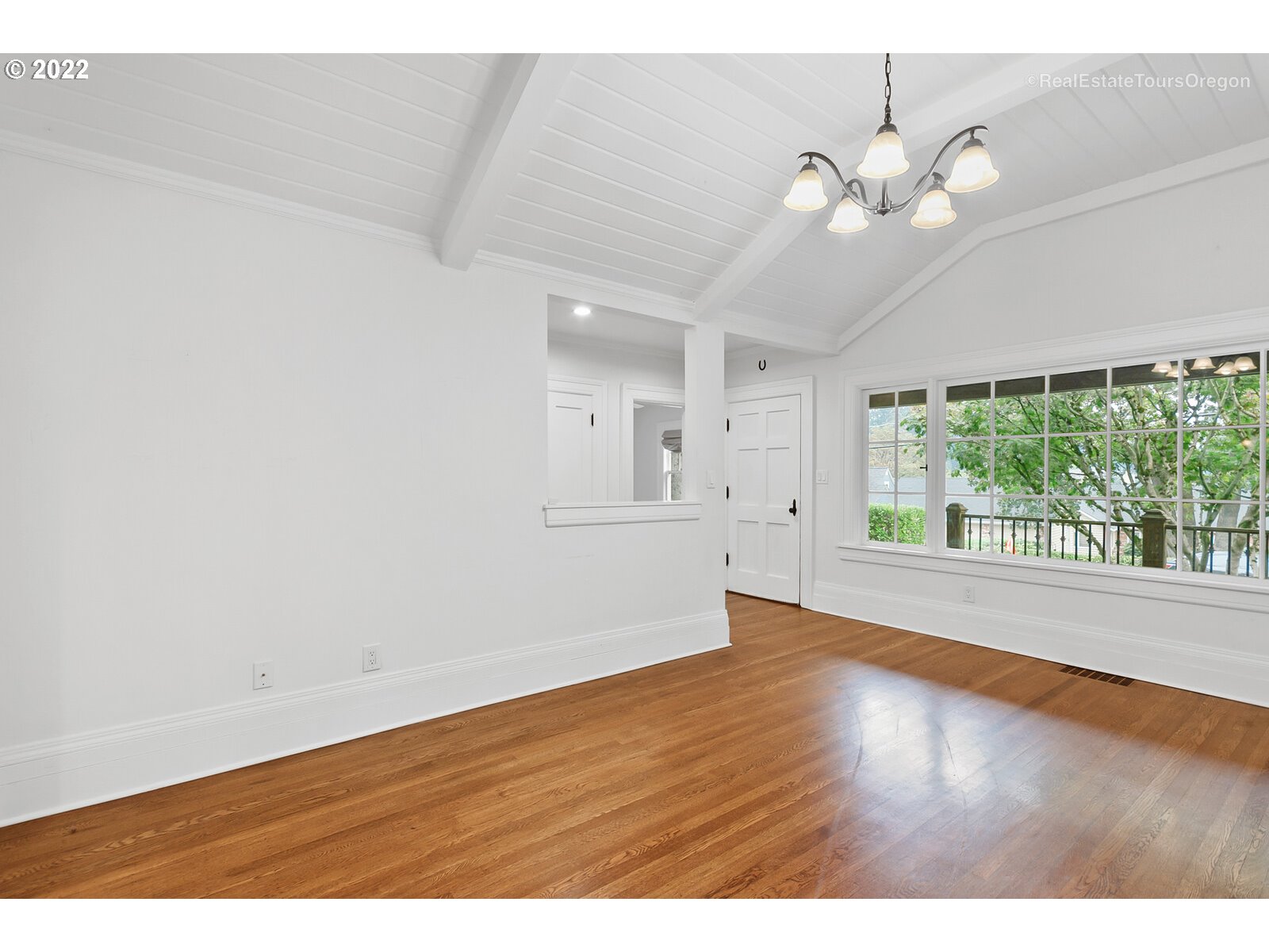 918 Lake Front Road Lake Oswego, OR 97034 - Photo 5 of 30 Living Room/Dining Room