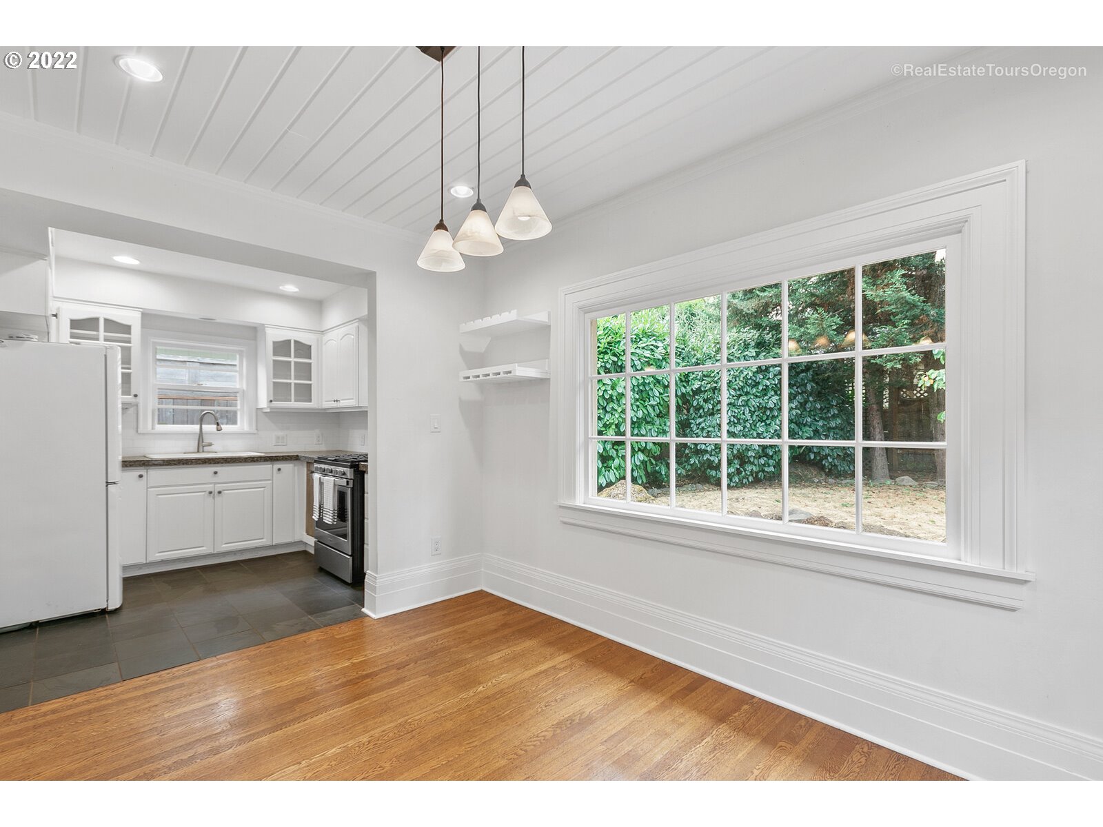 918 Lake Front Road Lake Oswego, OR 97034 - Photo 10 of 30 Kitchen/Dining Room