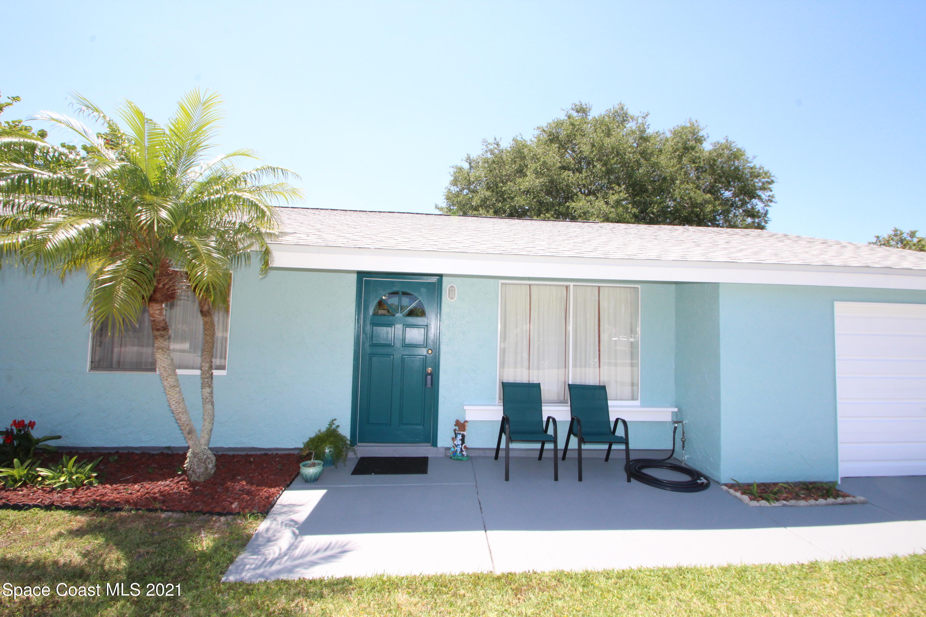 1398 Creel Road Northeast Palm Bay, FL 32905 - Photo 4 of 37 a patio with table and chairs and potted plants