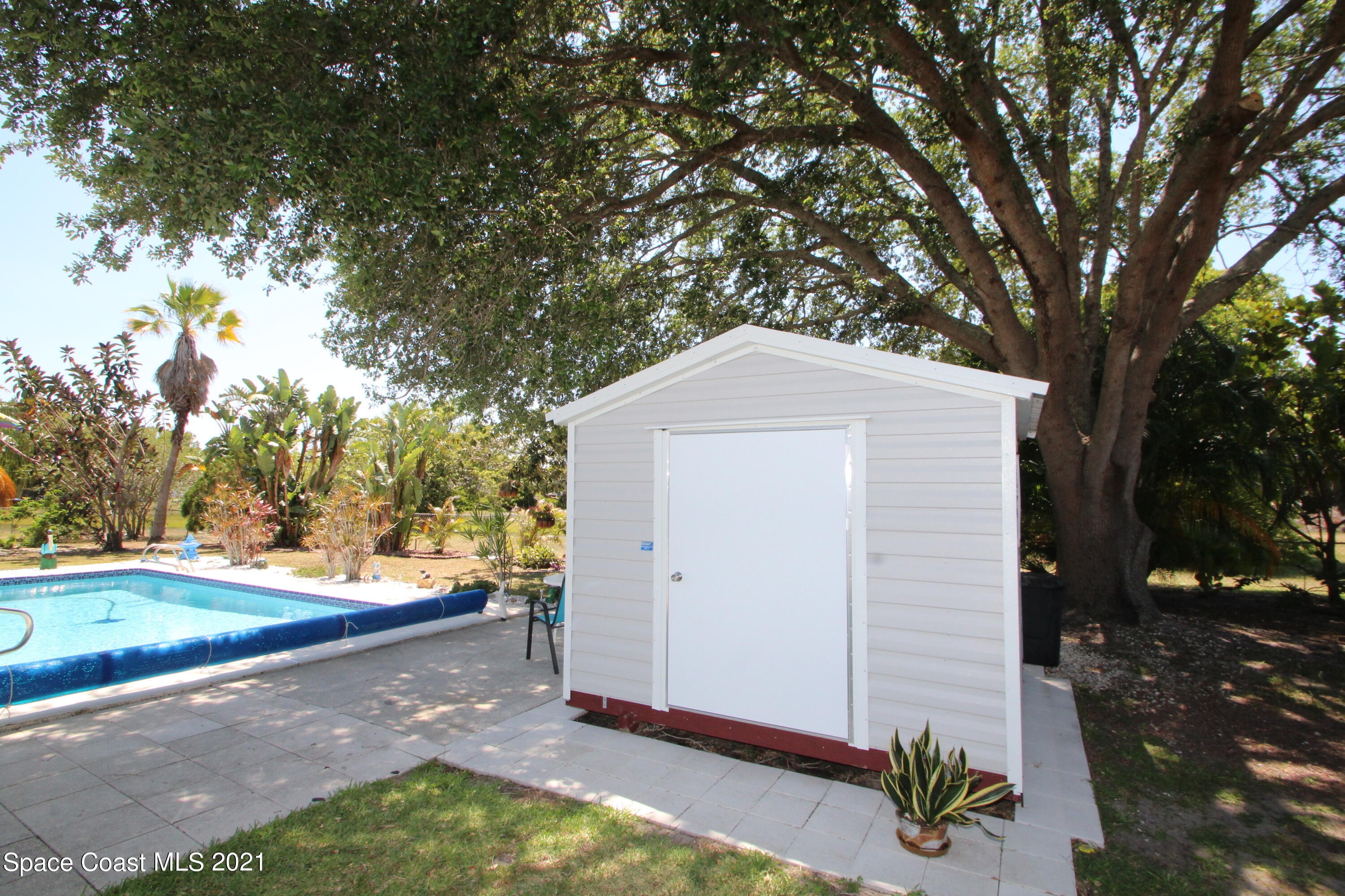 1398 Creel Road Northeast Palm Bay, FL 32905 - Photo 33 of 37 a backyard of a house with lots of green space