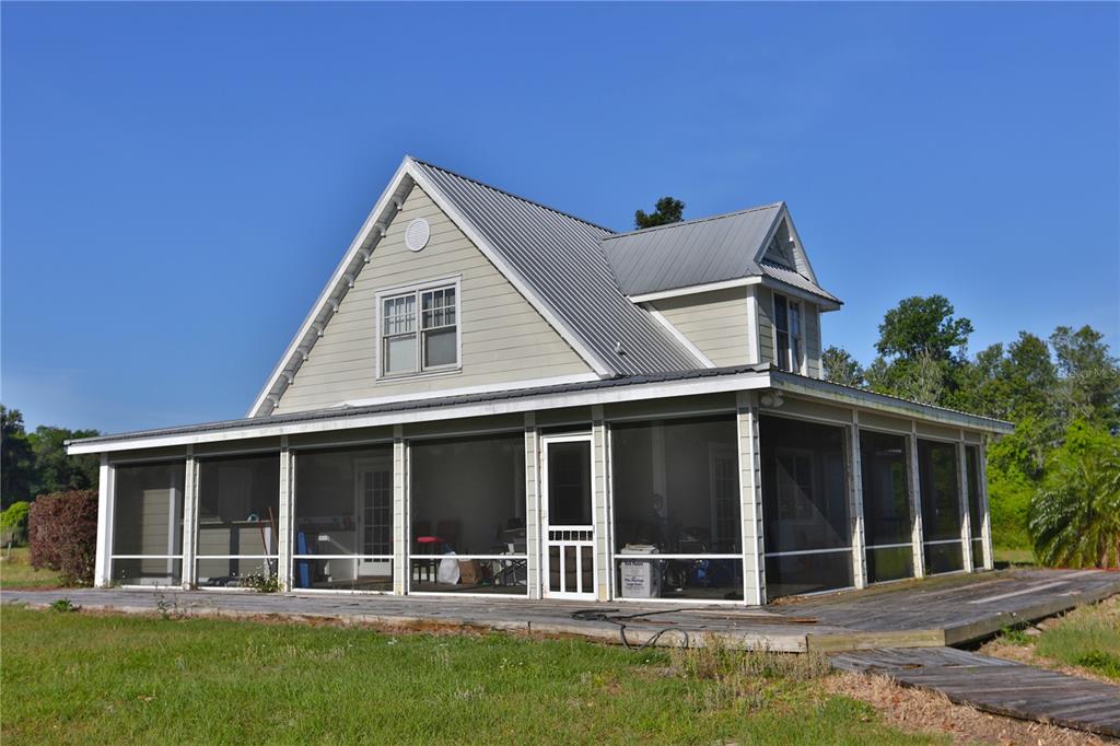 12115 Southeast Sunset Harbor Road Weirsdale, FL 32195 - Photo 10 of 35 front view of a house with a yard