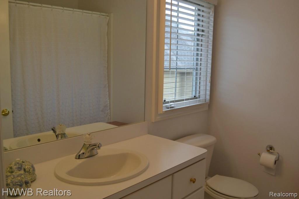 1363 Sunview Court Rochester, MI 48307 - Photo 20 of 29 2nd Floor Full Bath