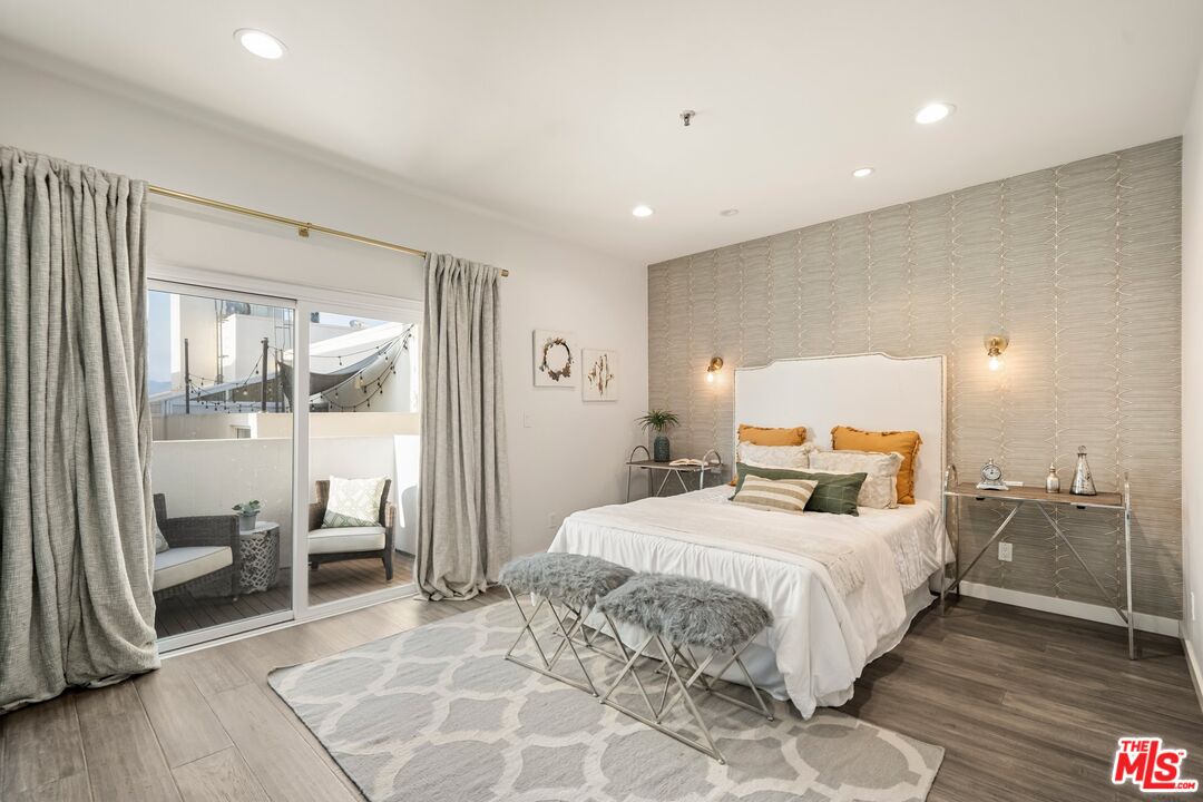 245 Main Street, Unit 314 Venice, CA 90291 - Photo 14 of 26 a bedroom with a large bed and a glass door shower