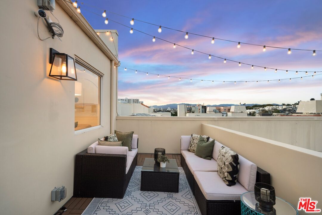 245 Main Street, Unit 314 Venice, CA 90291 - Photo 24 of 26 a terrace of a house with outdoor seating
