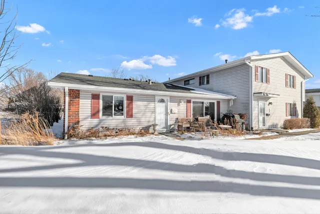 $285,000 | 106 North Salem Drive, Unit 106, Schaumburg, IL 60193