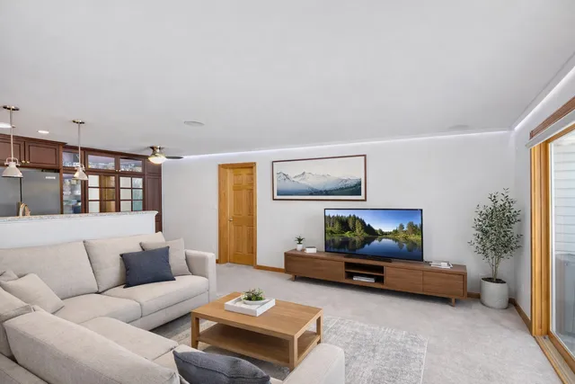 $285,000 | 106 North Salem Drive, Unit 106, Schaumburg, IL 60193