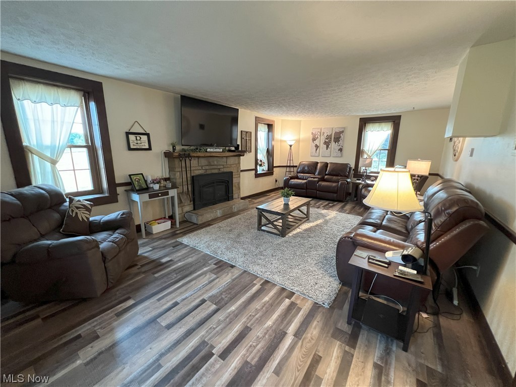 27038 Winona Road Homeworth, OH 44634 - Photo 11 of 28 Living Room