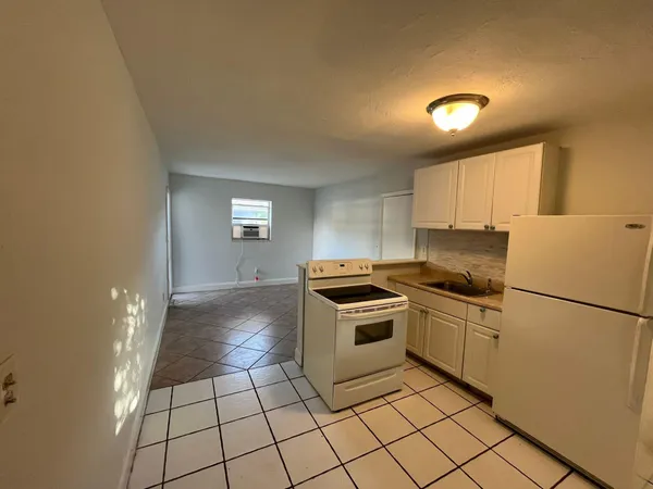 $1,650 | 2318 Van Buren Street, Unit 1, Hollywood, FL 33020