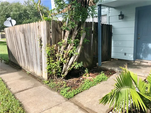 $1,050 | 7252 Mansions Drive, Unit L4, Corpus Christi, TX 78414