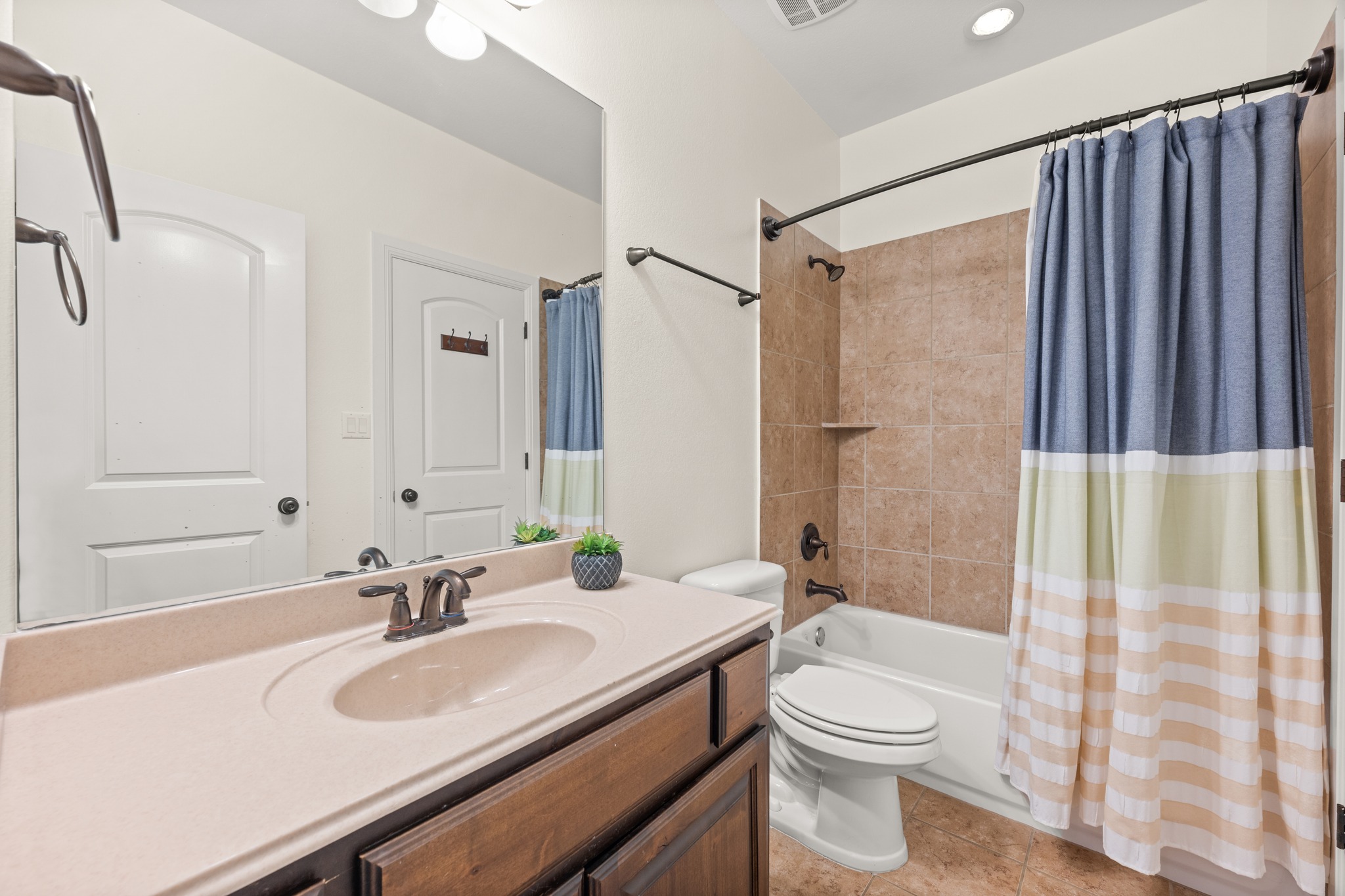 1301 Lions Lair Leander, TX 78641 - Photo 29 of 40 Ensuite bathroom