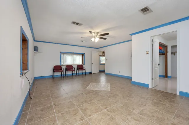 a view of livingroom with furniture and a ceiling fan