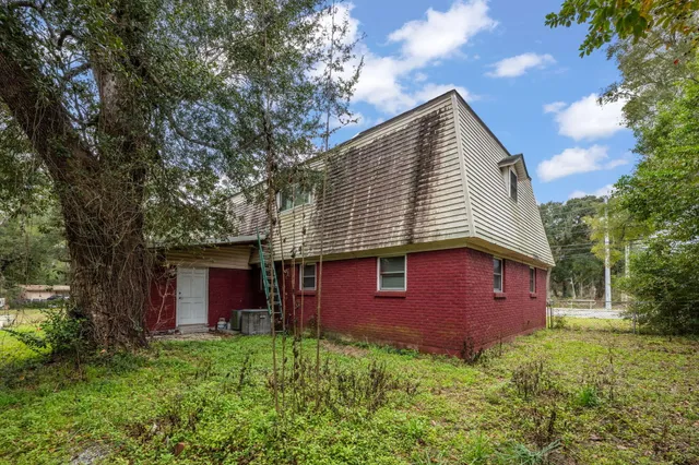 a view of a house with backyard