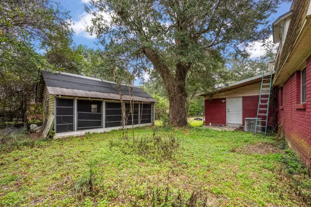 a view of a house with a yard