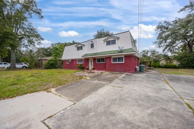 a picture of a very nice looking living room