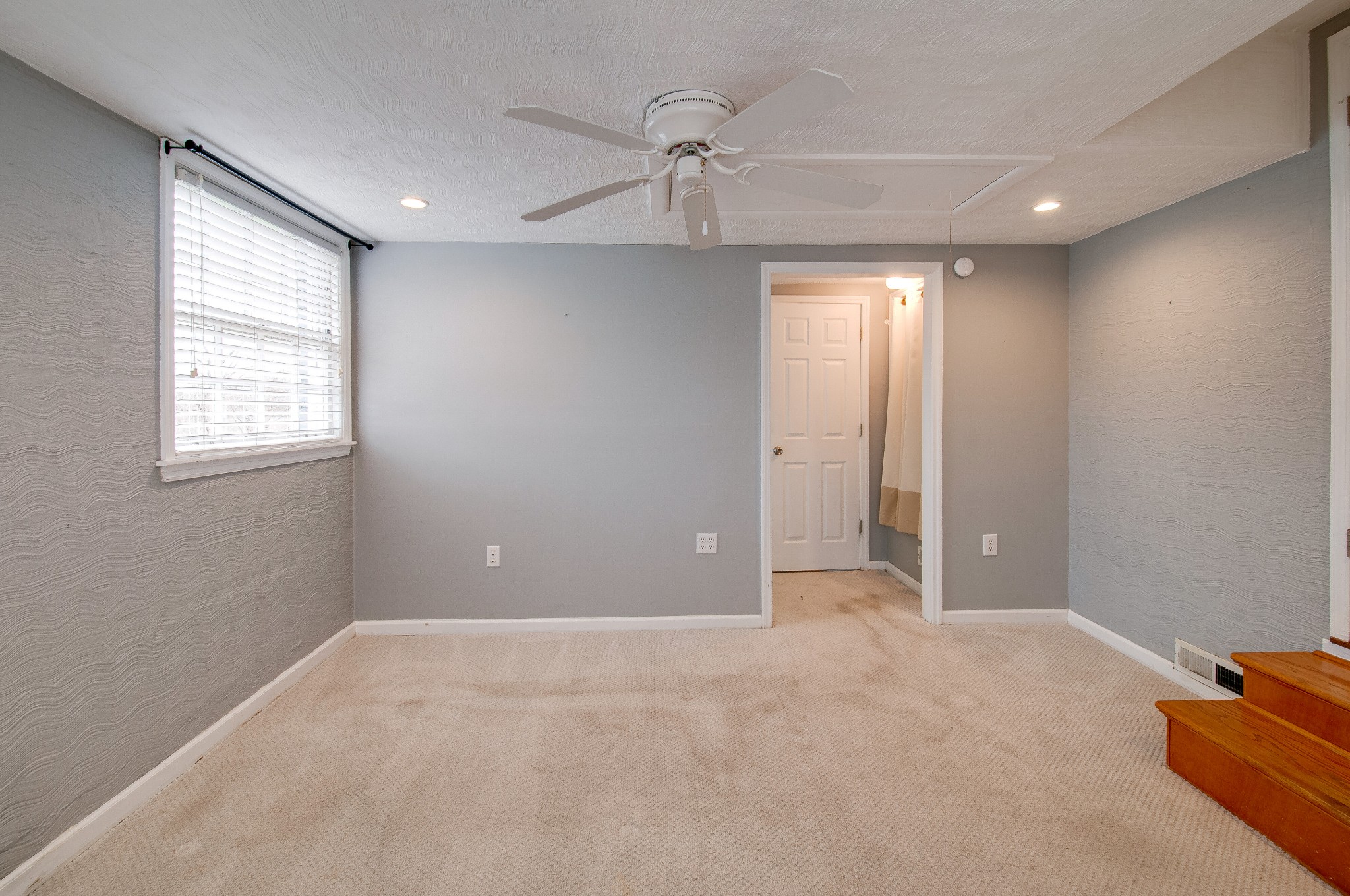 918 Mitchell Road Nashville, TN 37206 - Photo 15 of 34 an empty room with windows and closet