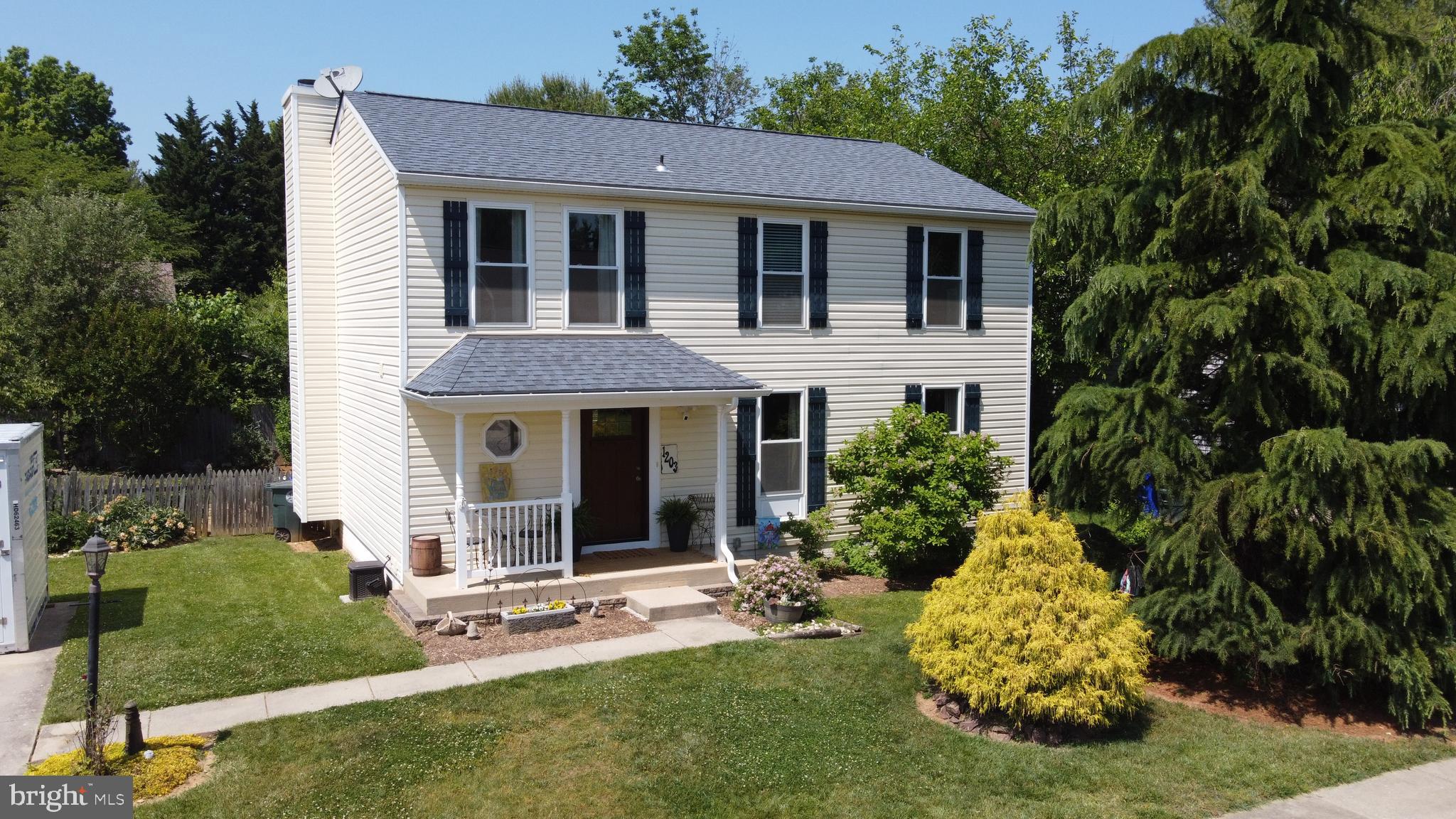 a view of a house with backyard and garden