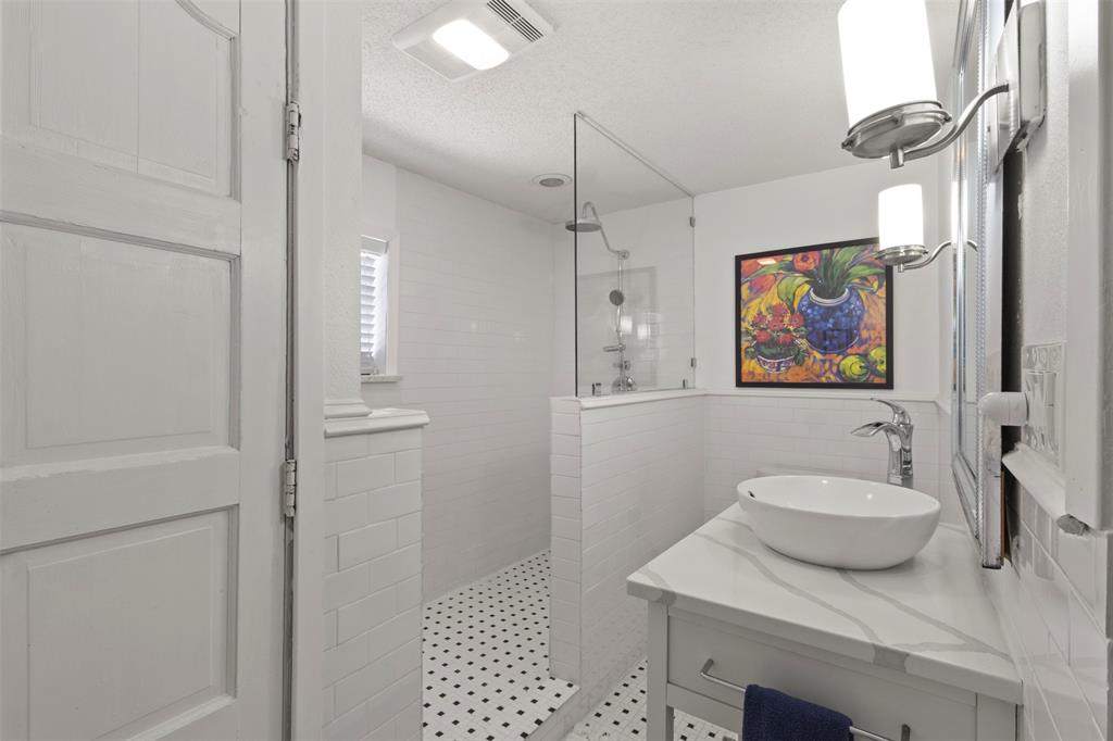 7090 Maple Street Frisco, TX 75033 - Photo 27 of 40 1st floor primary bathroom en suite