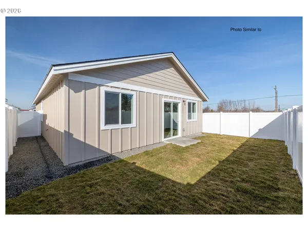 a view of back yard of the house