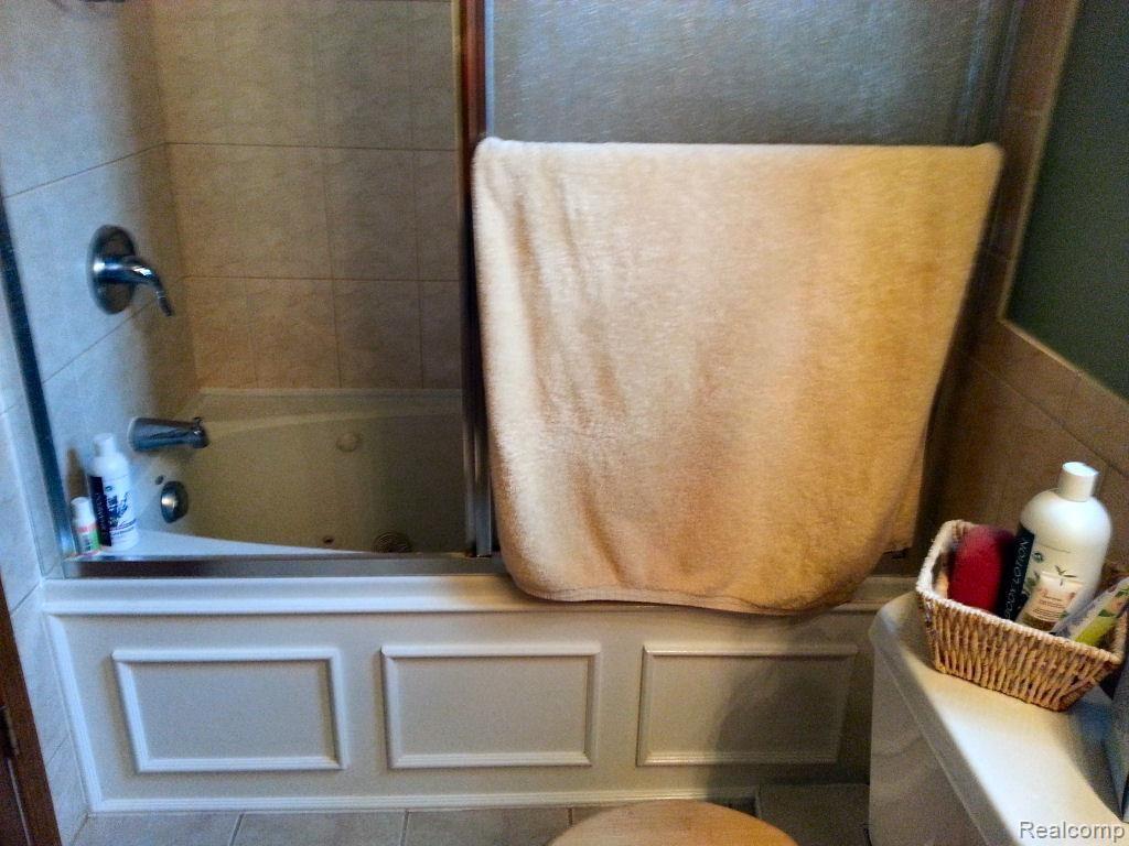 2186 Highsplint Drive Rochester, MI 48307 - Photo 13 of 22 15-Upstairs-Full Bath2.jpg