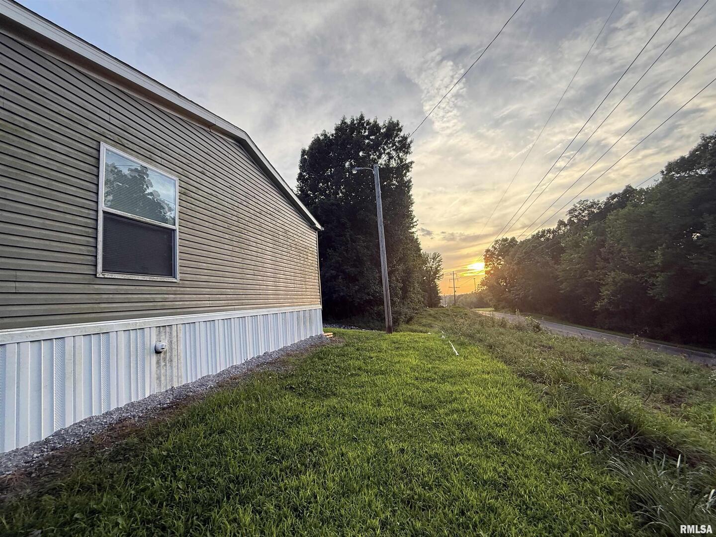 9049 Grassy Road Marion, IL 62959 - Photo 34 of 45 a backyard of a house