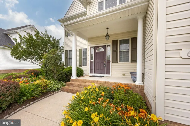 a view of a house with a yard and garage