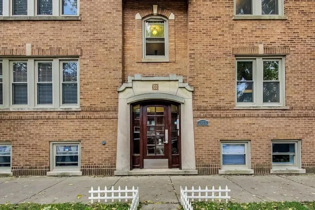 $2,500 | 2225 West Waveland Avenue, Unit 2W, Chicago, IL 60618