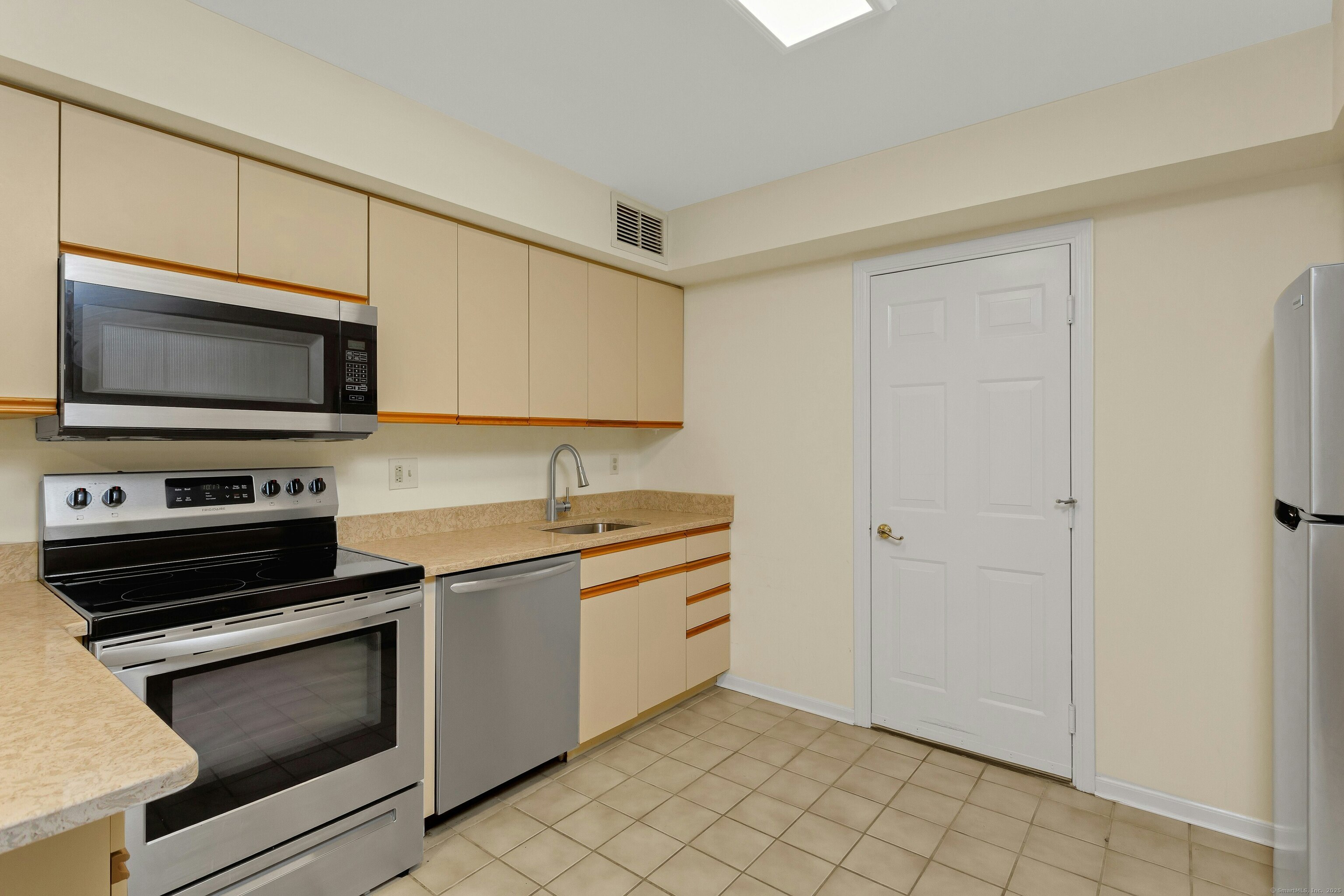 351 Pemberwick Road, Unit 111 Greenwich, CT 06831 - Photo 11 of 22