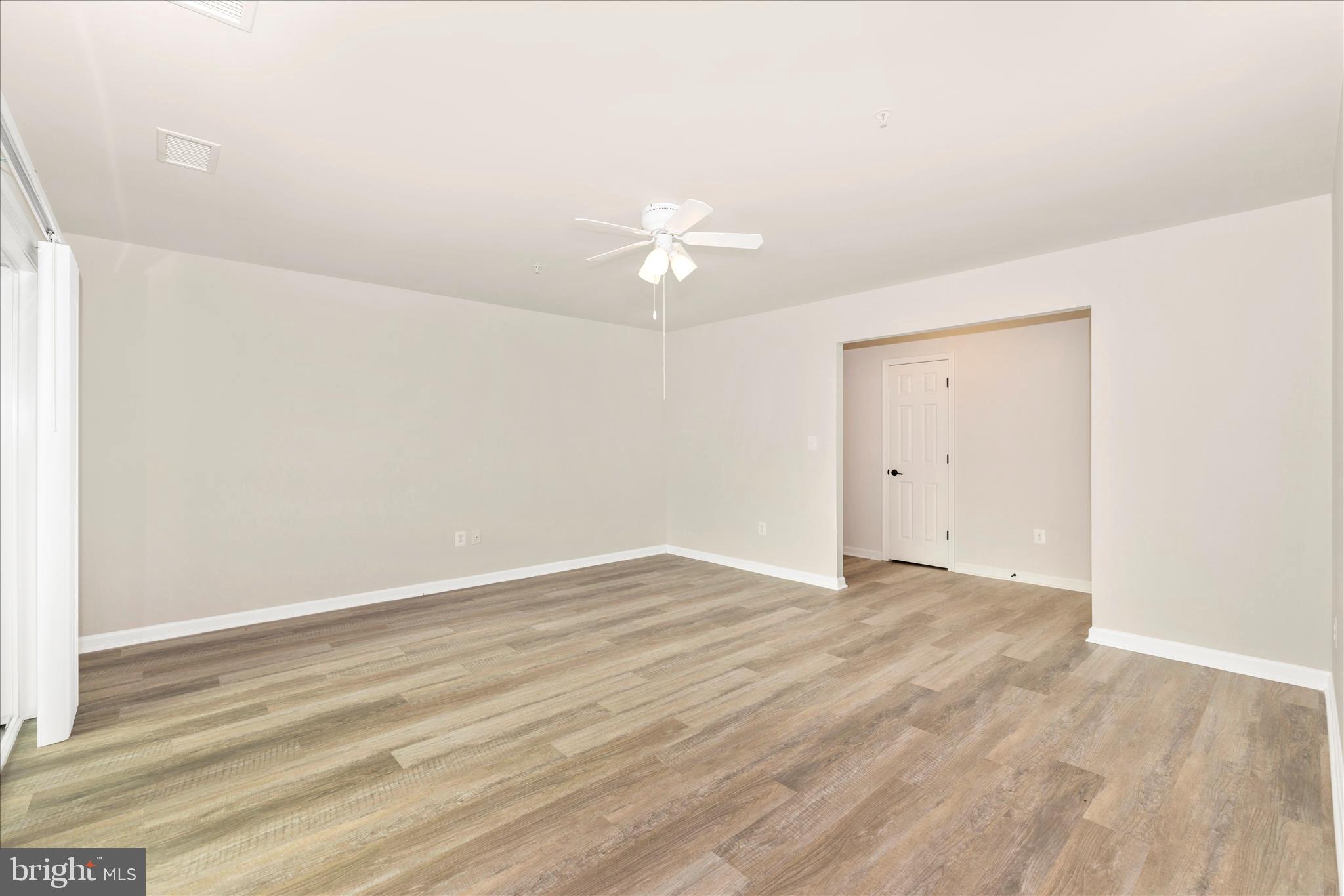 828 Quince Orchard Boulevard, Unit 82820 Gaithersburg, MD 20878 - Photo 13 of 51 Living Room
