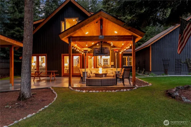 a view of a house with backyard and porch
