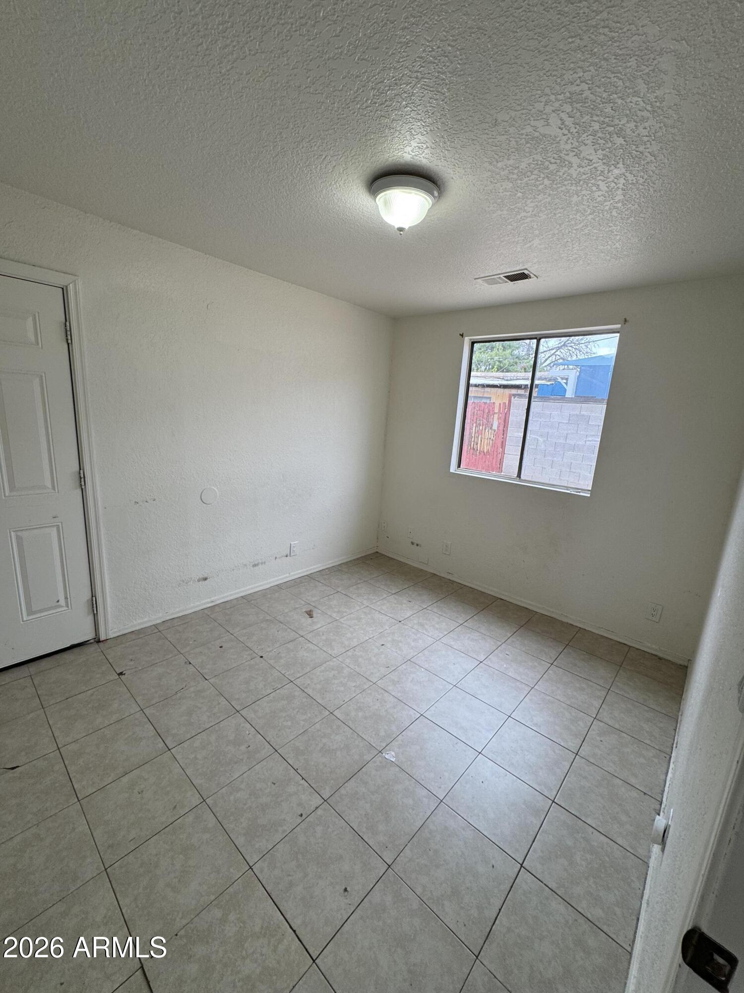 1702 West Shangri-la Road Phoenix, AZ 85029 - Photo 20 of 25 an empty room with windows